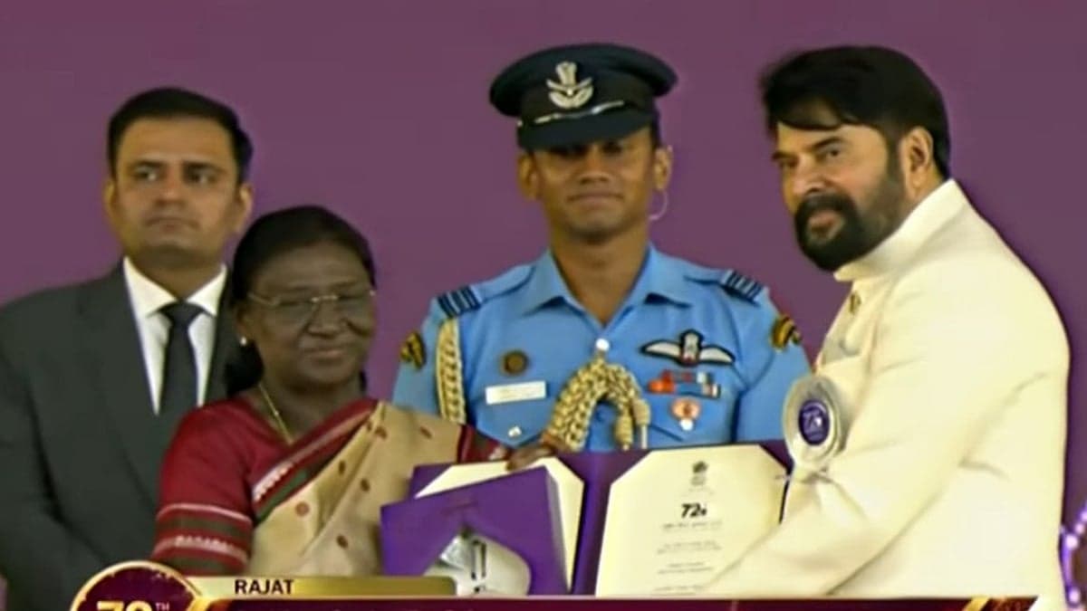 മലയാളികളുടെ പ്രിയപ്പെട്ട മമ്മൂട്ടി; മികച്ച നടനുള്ള ദേശീയ പുരസ്കാരം ഏറ്റുവാങ്ങി 