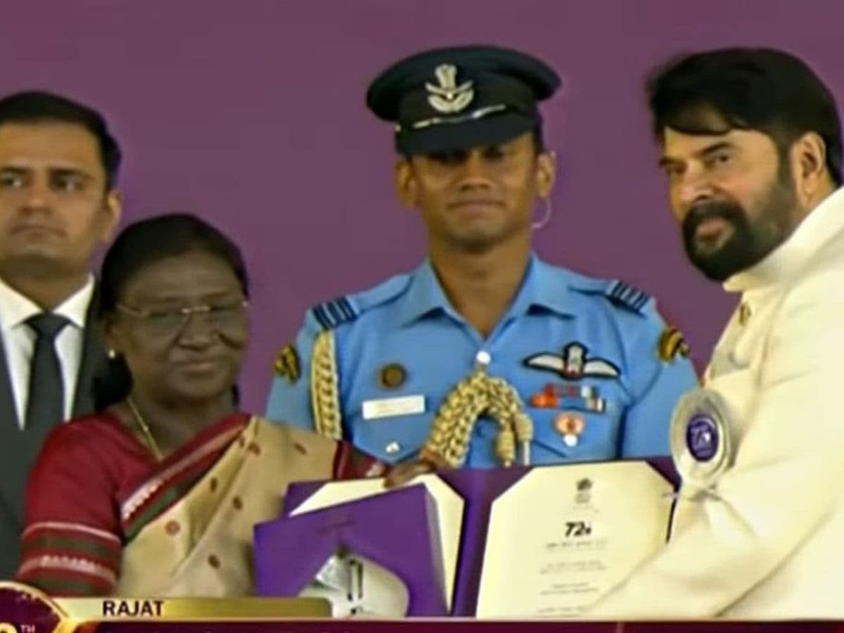 മലയാളികളുടെ പ്രിയപ്പെട്ട മമ്മൂട്ടി; മികച്ച നടനുള്ള ദേശീയ പുരസ്കാരം ഏറ്റുവാങ്ങി 