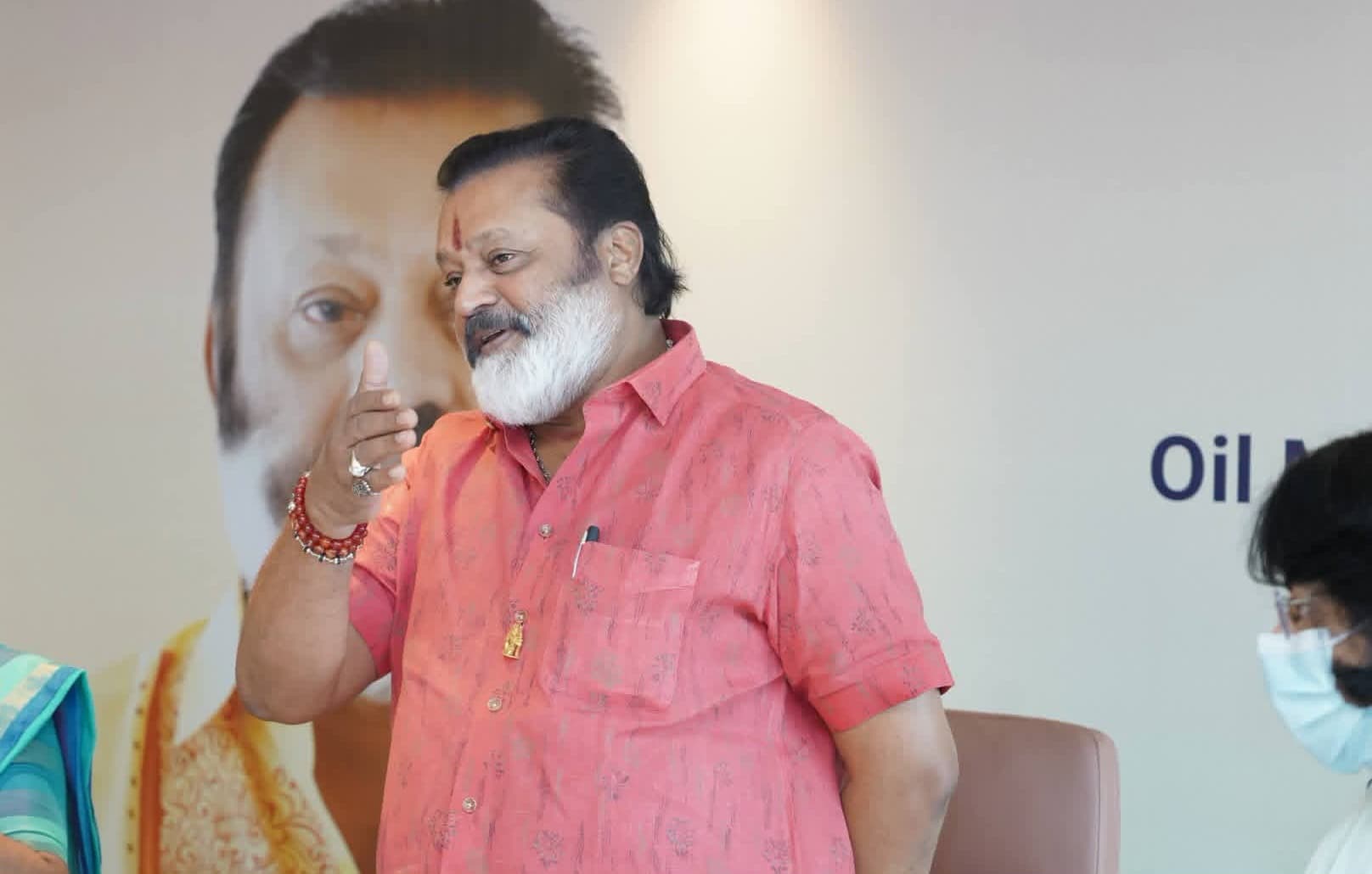 വാഹനങ്ങളുടെ നീണ്ടനിര; പാലിയേക്കരയിലെ മുഴുവൻ ടോൾ ബൂത്തുകളും തുറപ്പിച്ച് സുരേഷ് ഗോപി