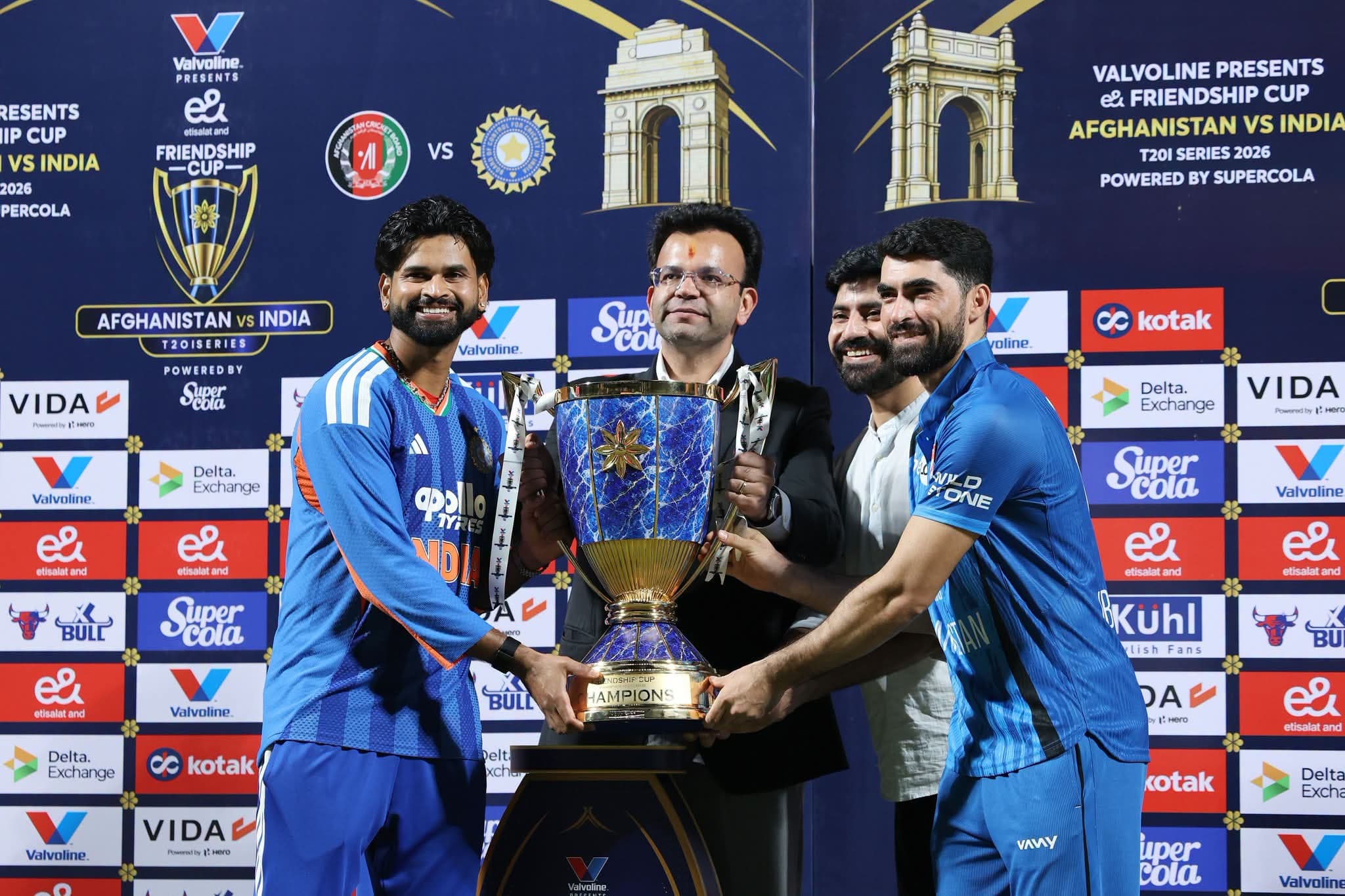 ‘വരൂ, കൂടെ നിൽക്കു’; അഫ്ഗാൻ ക്യാപ്റ്റനെയും വിജയച്ചിത്രത്തിൽ ഉൾപ്പെടുത്തി ശ്രേയസ് അയ്യർ