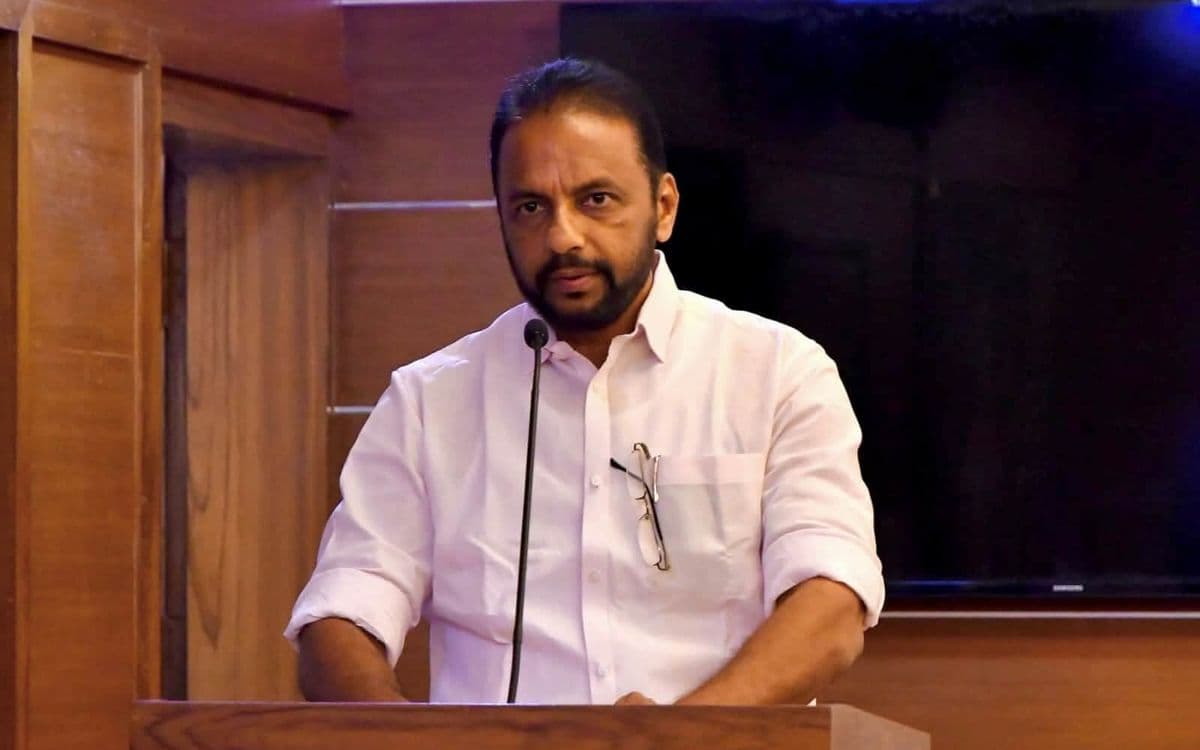 ജനങ്ങളുടെ പണം കൊണ്ട് ഉണ്ടാക്കുന്ന പദ്ധതികൾക്ക് ആരുടെ പേരാണ് വെയ്ക്കേണ്ടത്?