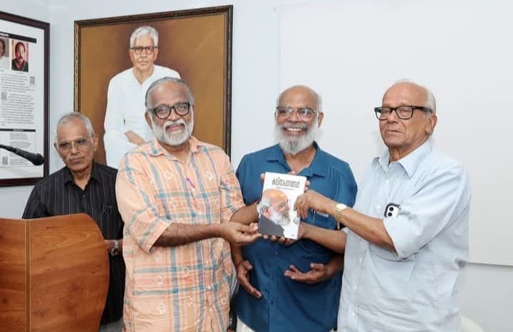 വിജു നായരങ്ങാടിയുടെ ‘കവിതാപഠനങ്ങൾ’ പ്രകാശനം ചെയ്തു